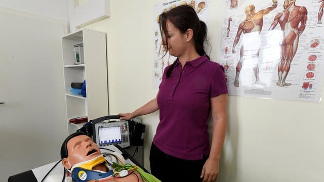 Gemeindeschwester Astrid Hansen demonstriert in der Praxis auf der Hallig Langeness mit einem Dummy die Arbeit mit einem Internet-Kontakt zur Kieler Uni-Klinik. Gemeindeschwester Astrid Hansen demonstriert in der Praxis auf der Hallig Langeness mit einem Dummy die Arbeit mit einem Internet-Kontakt zur Kieler Uni-Klinik.
