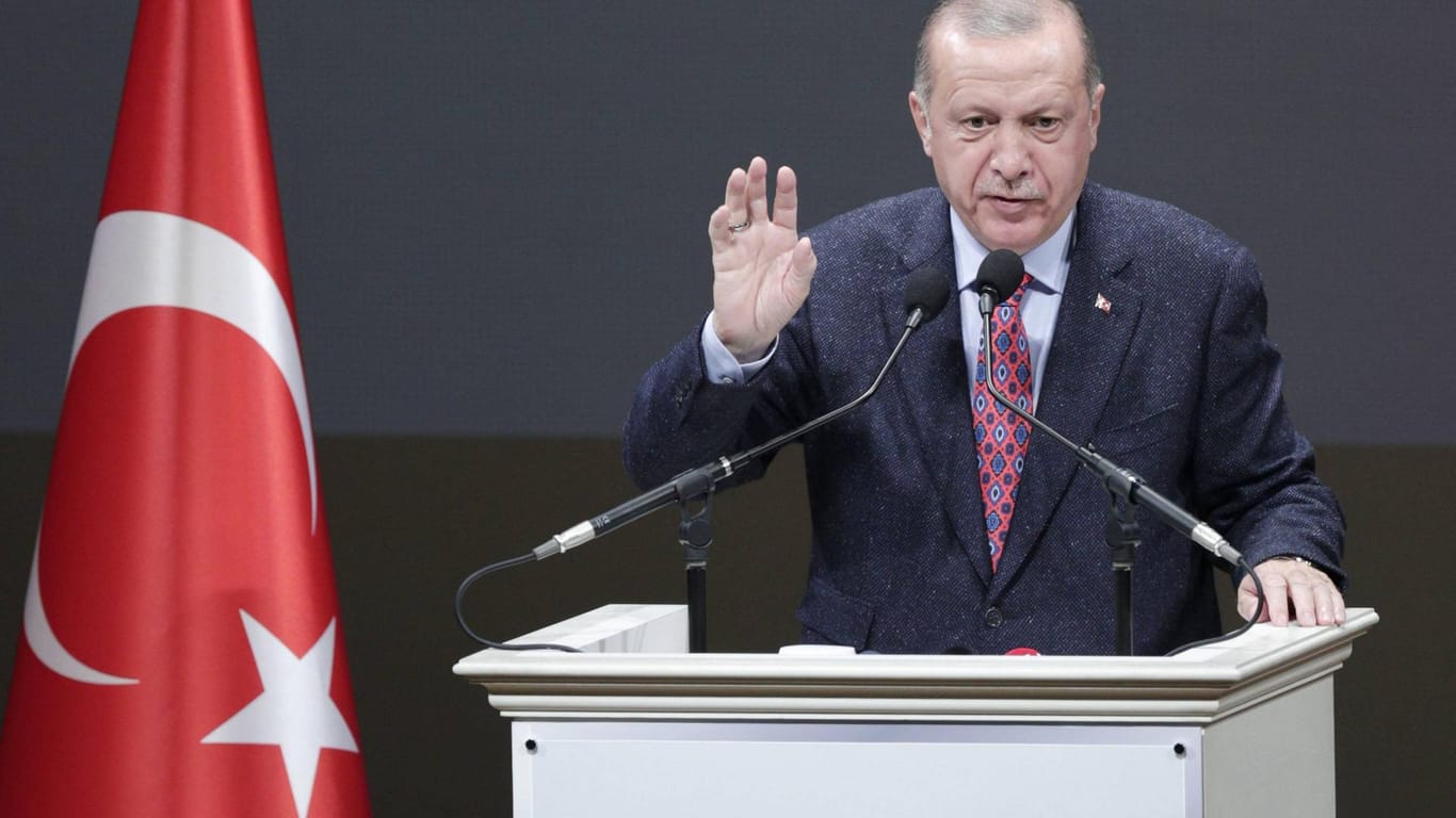Präsident Recep Tayyip Erdogan: Die Lira ist nach dem Rauswurf des Notenbank-Chefs durch Erdogan weiter unter Druck.