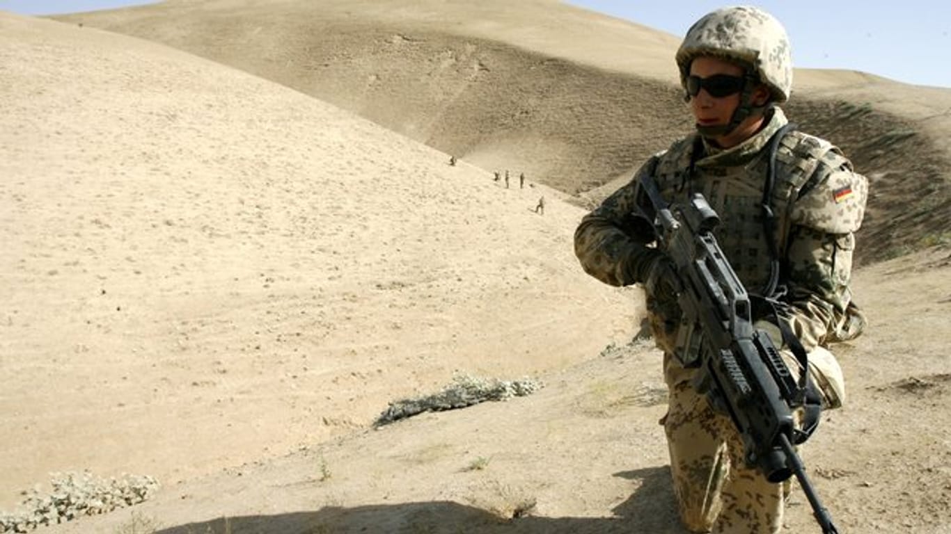 Ein Soldat der schnellen Eingreiftruppe (Quick Reaction Force, QRF) im Marmal-Gebirge bei Masar-i-Scharif in Afghanistan.