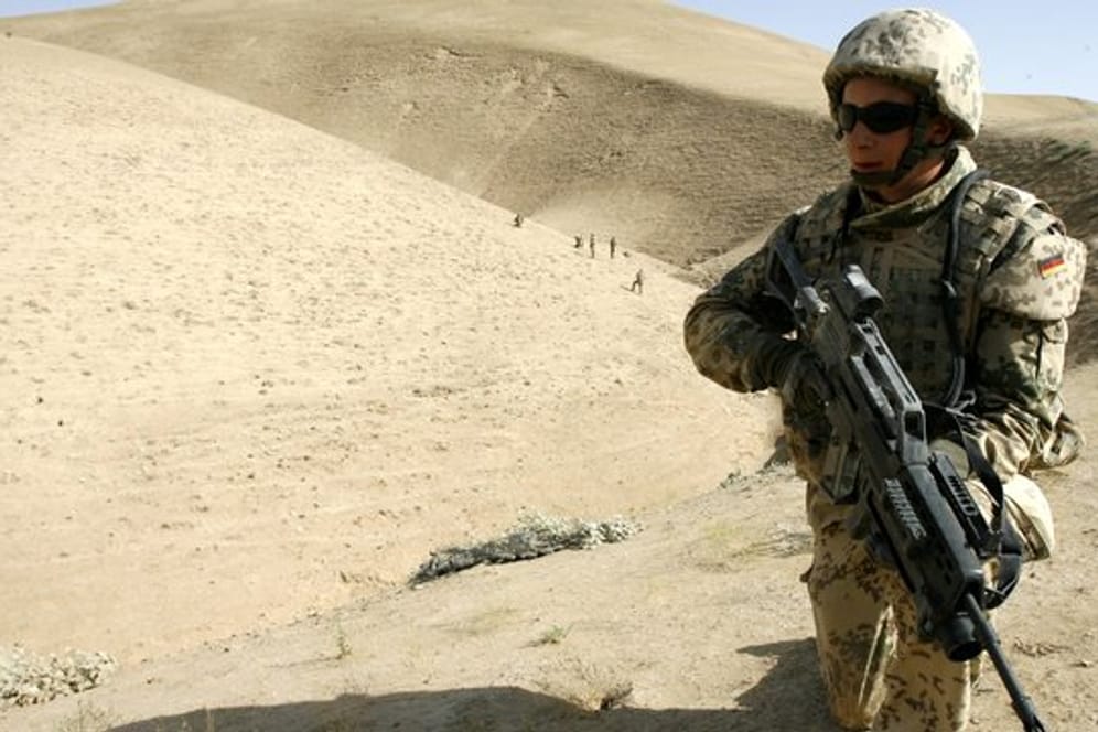 Ein Soldat der schnellen Eingreiftruppe (Quick Reaction Force, QRF) im Marmal-Gebirge bei Masar-i-Scharif in Afghanistan.