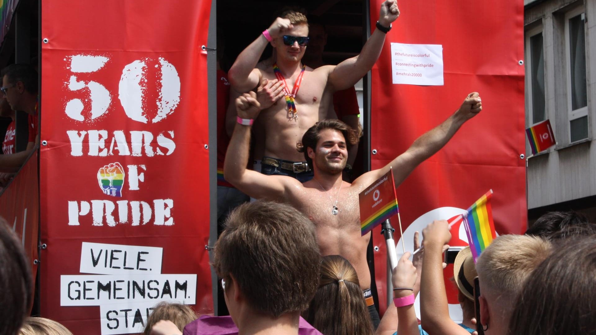 Menschen feiern auf einem Wagen beim Kölner CSD: Das Motto "50 Years of Pride" erinnerte an die Stonewall-Aufstände, aus denen die CSD-Bewegung hervorging. Menschen feiern auf einem Wagen beim Kölner CSD: Das Motto "50 Years of Pride" erinnerte an die Stonewall-Aufstände, aus denen die CSD-Bewegung hervorging.