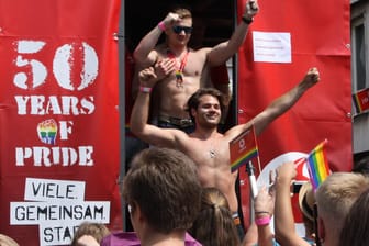 Menschen feiern auf einem Wagen beim Kölner CSD: Das Motto "50 Years of Pride" erinnerte an die Stonewall-Aufstände, aus denen die CSD-Bewegung hervorging.