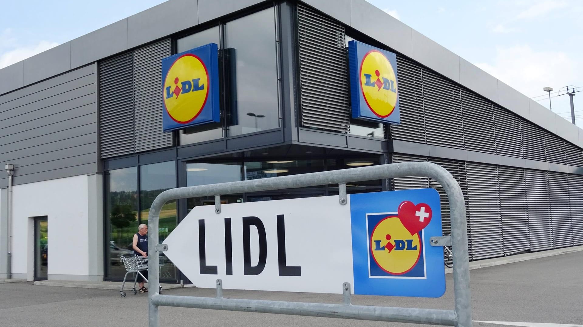 Das Bild zeigt die Einfahrt zu einem Lidl-Markt: Die Supermarkt-Kette führt ihr eigenes mobiles Bezahlsystem ein.