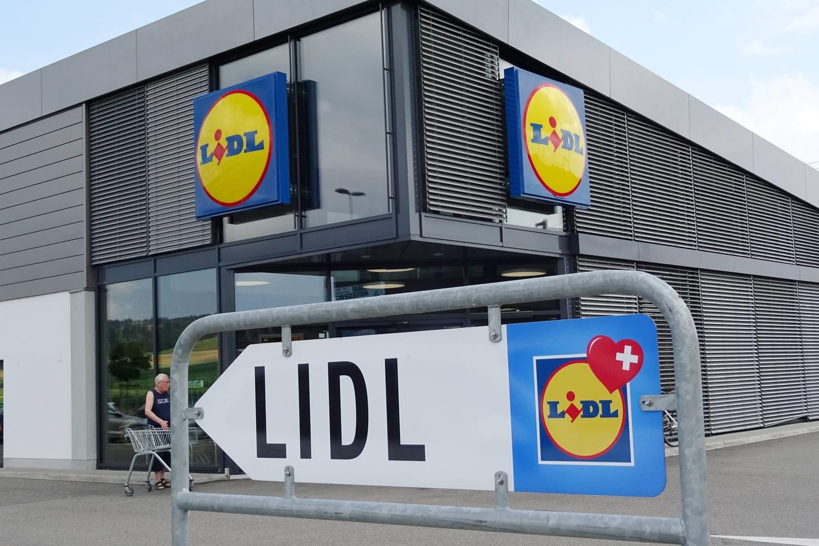 Das Bild zeigt die Einfahrt zu einem Lidl-Markt: Die Supermarkt-Kette führt ihr eigenes mobiles Bezahlsystem ein.