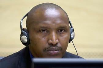 Bosco Ntaganda bei seinem ersten Auftritt vor den Richtern des Internationalen Strafgerichtshofs ICC.