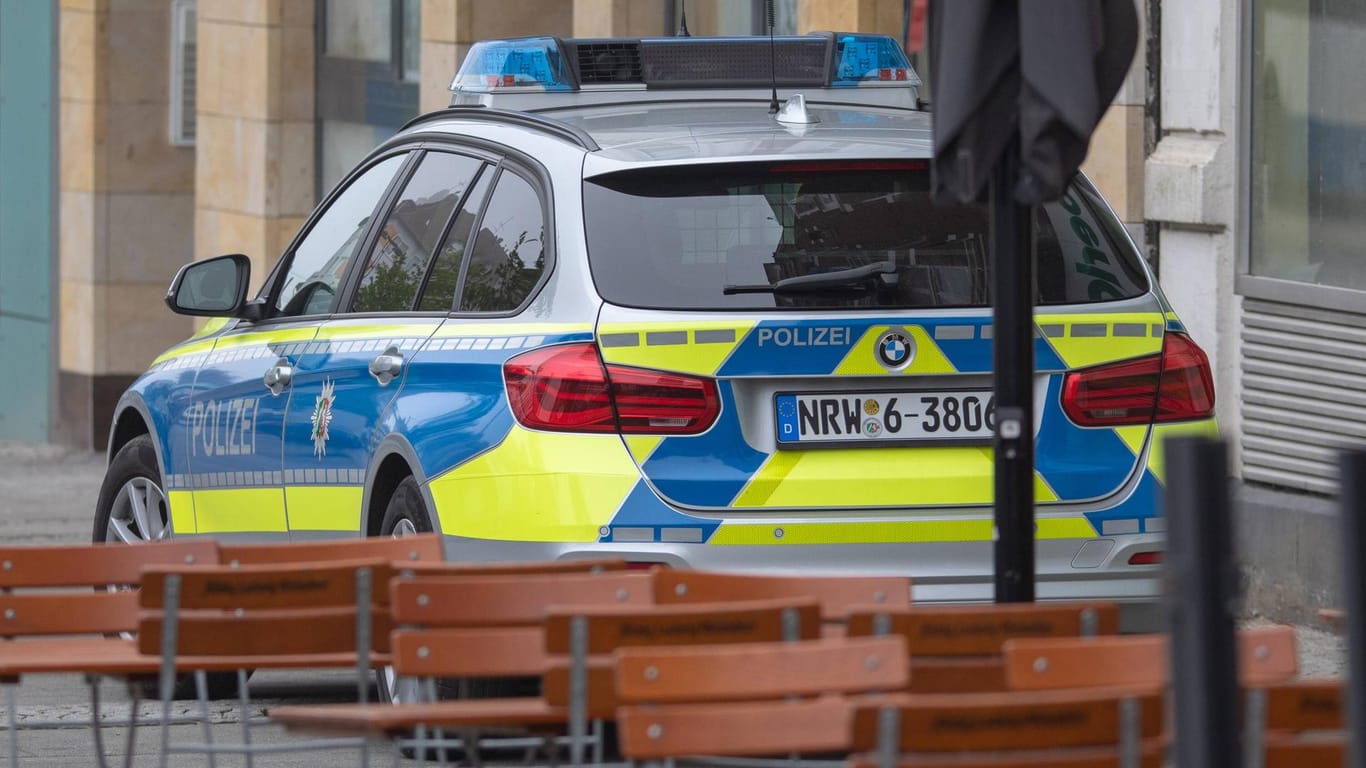 Streifenwagen der Polizei NRW: In Hamm haben drei Unbekannte ein Mädchen angegriffen und ausgeraubt. (Symbolbild)