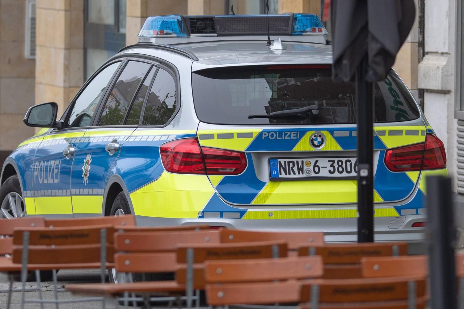 Streifenwagen der Polizei NRW: In Hamm haben drei Unbekannte ein Mädchen angegriffen und ausgeraubt. (Symbolbild)