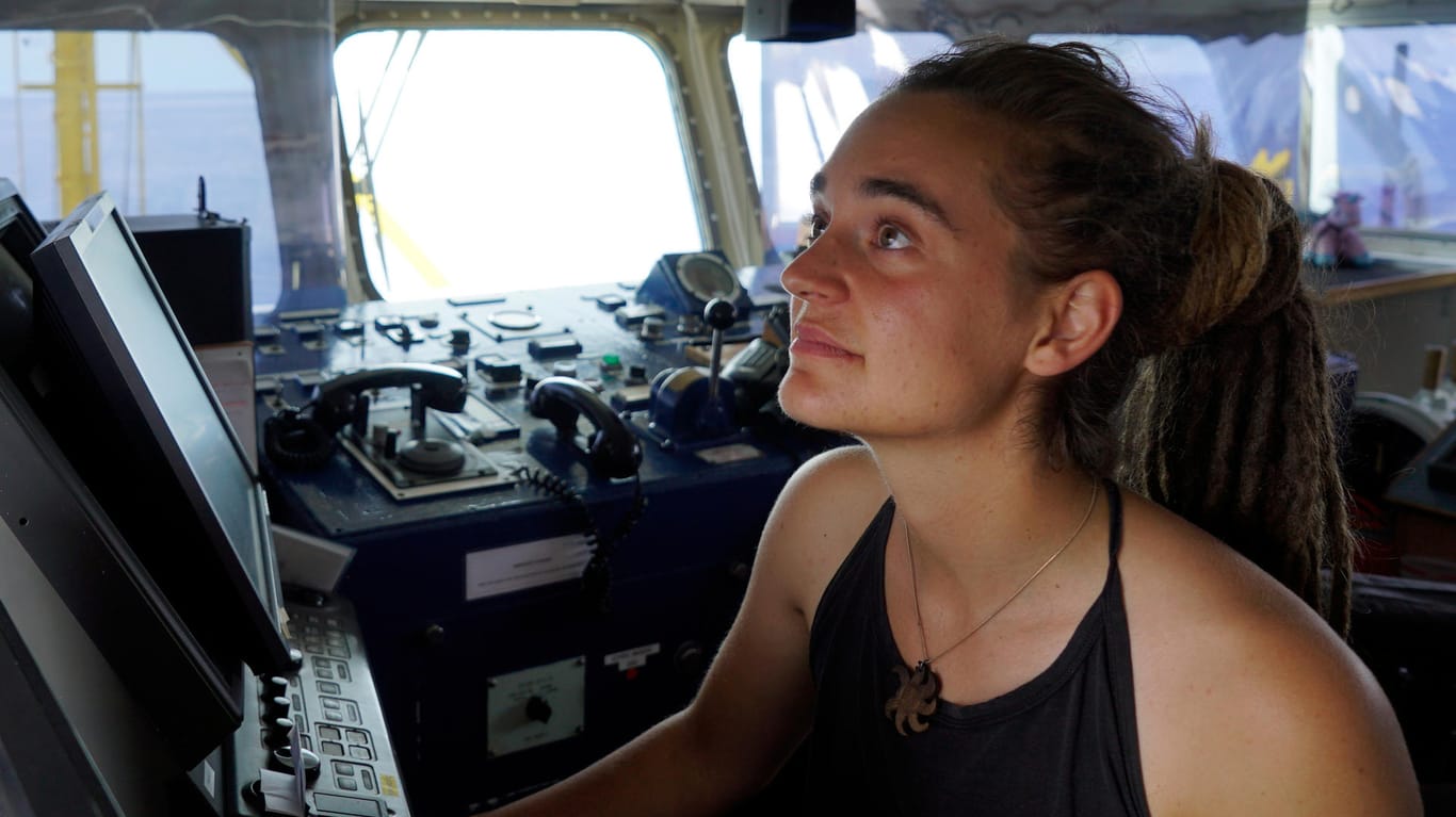 Carola Rackete an Bord der "Sea-Watch 3": Wenn sich ihre Anhörung noch länger verzögert, will sie Italien verlassen.