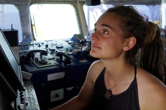 Carola Rackete an Bord der "Sea-Watch 3": Wenn sich ihre Anhörung noch länger verzögert, will sie Italien verlassen.