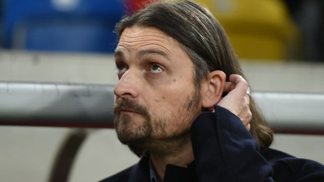 Geht bescheiden in die nächste Bundesliga-Saison: Fortuna-Sportvorstand Lutz Pfannenstiel. Geht bescheiden in die nächste Bundesliga-Saison: Fortuna-Sportvorstand Lutz Pfannenstiel.