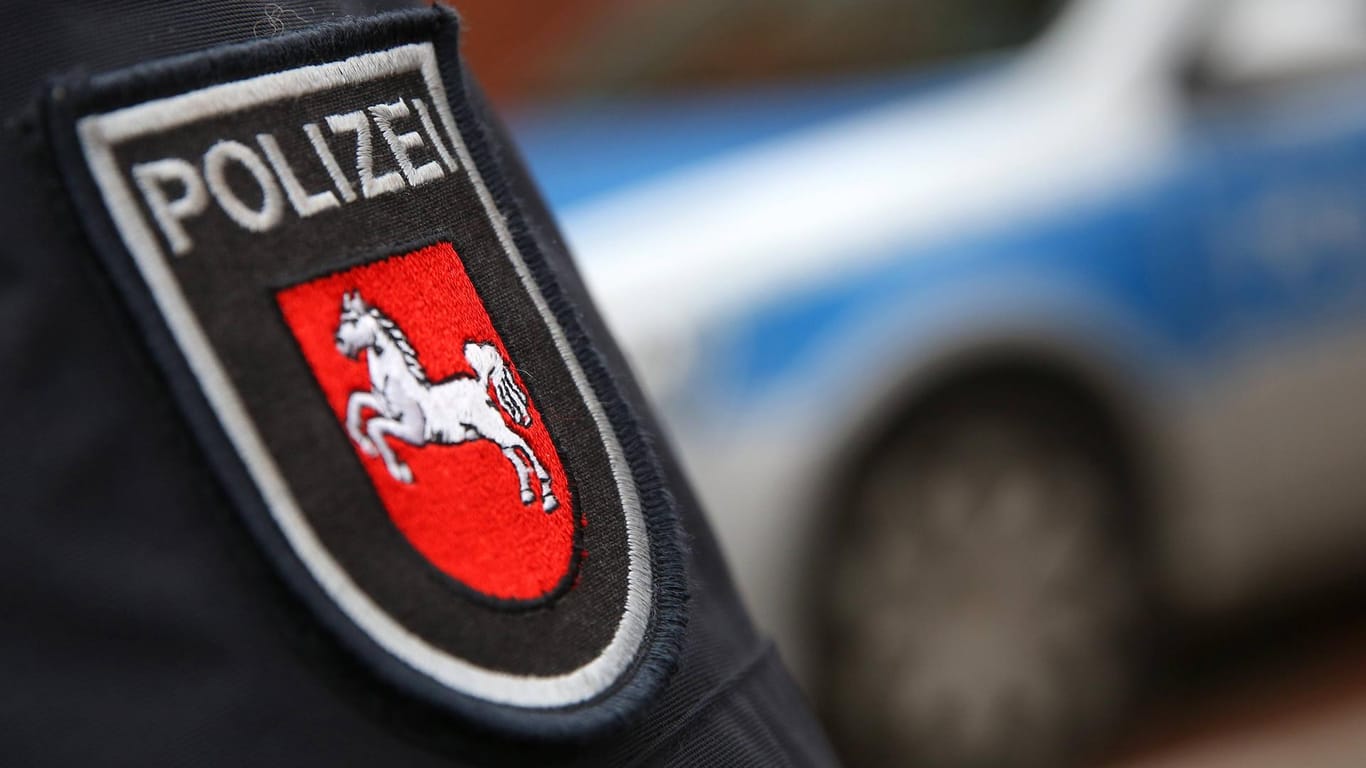 Polizei Niedersachsen: Ein Mann hat ein Mädchen mit einer Armbrust angegriffen. (Symbolbild)