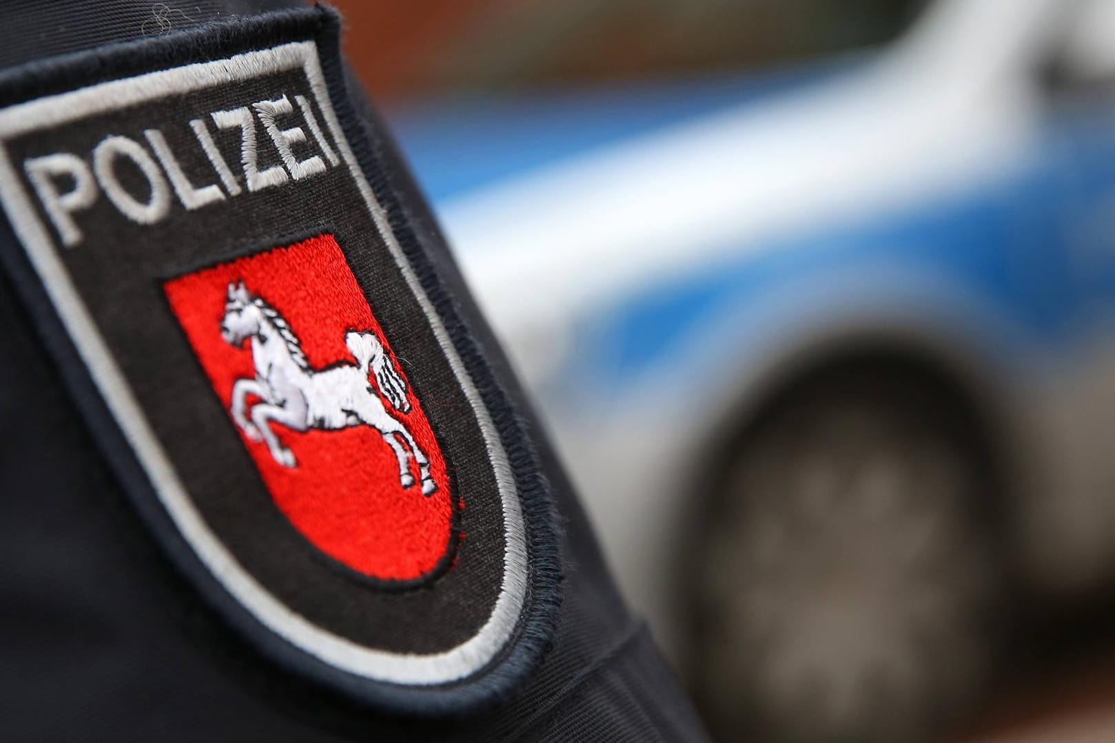 Polizei Niedersachsen: Ein Mann hat ein Mädchen mit einer Armbrust angegriffen. (Symbolbild)