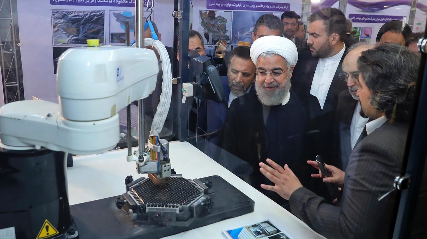 Der iranische Präsident Hassan Rouhani vor einer Anlage zur Urananreicherung in Teheran: Am Montag hat der Iran die Internationale Atomenergiebehörde über die Überschreitung des Urananreicherungslimits informiert.