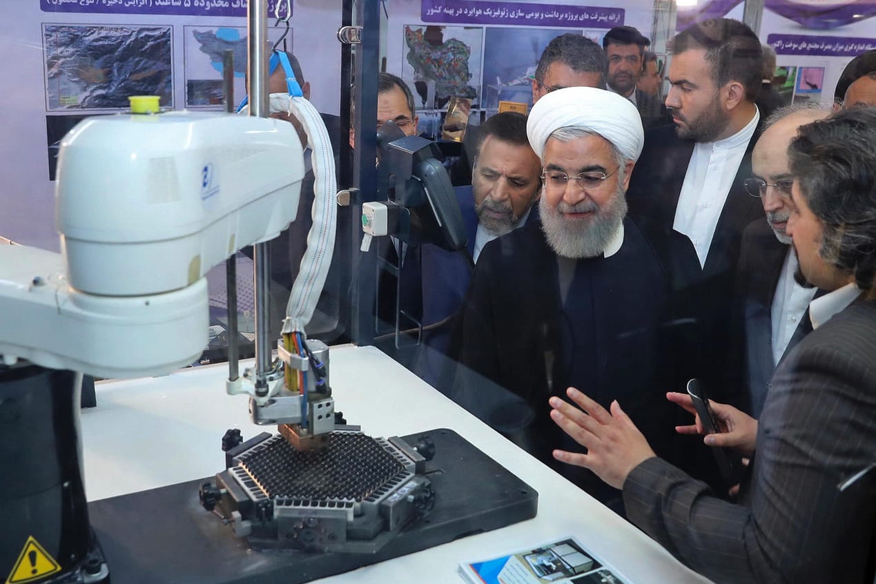 Der iranische Präsident Hassan Rouhani vor einer Anlage zur Urananreicherung in Teheran: Am Montag hat der Iran die Internationale Atomenergiebehörde über die Überschreitung des Urananreicherungslimits informiert.