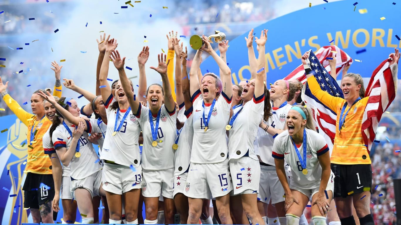 Spielerinnen der USA feiern den WM-Titel: Im Finale gegen die Niederlande setzten sich die Amerikanerinnen mit 2:0 durch.