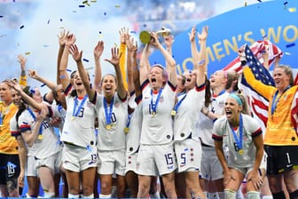 Spielerinnen der USA feiern den WM-Titel: Im Finale gegen die Niederlande setzten sich die Amerikanerinnen mit 2:0 durch.