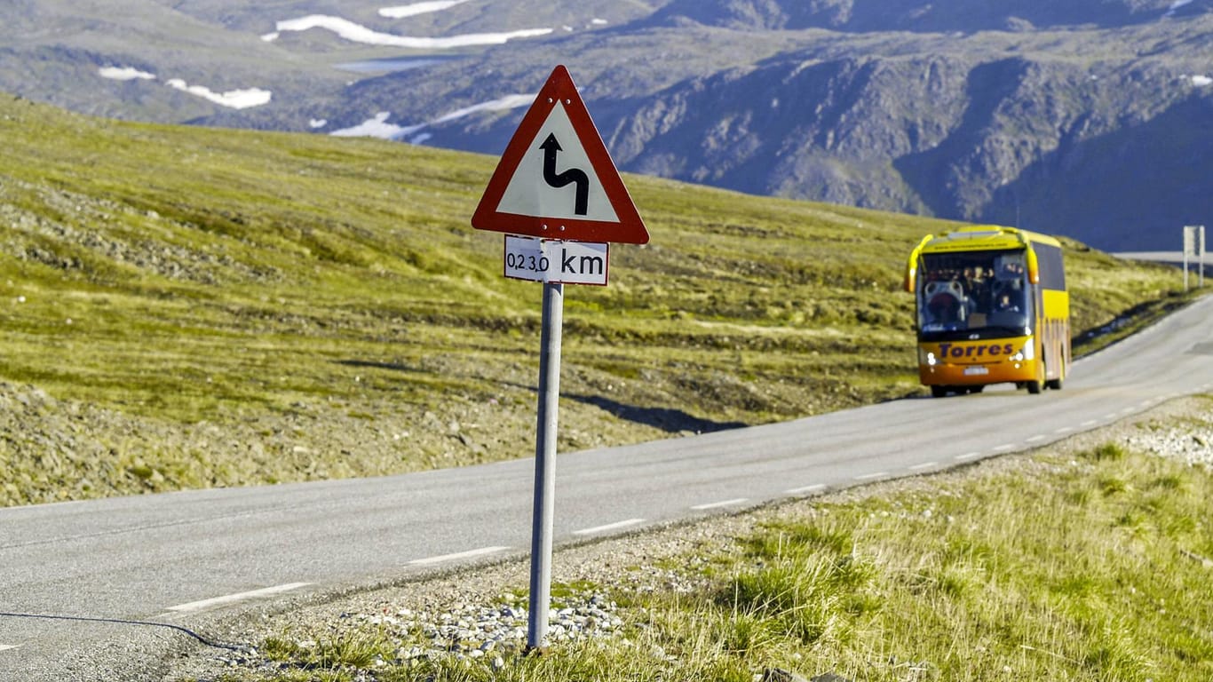 Reisebus in Norwegen unterwegs: Deutsche Touristen kamen mit einem Schrecken davon. (Symbolbild)