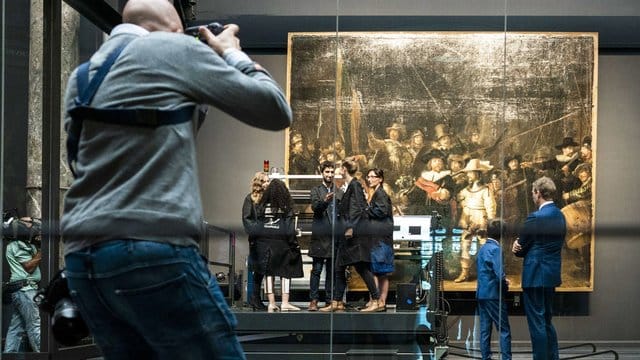 Hinter Glas: Rembrandts "Nachtwache".