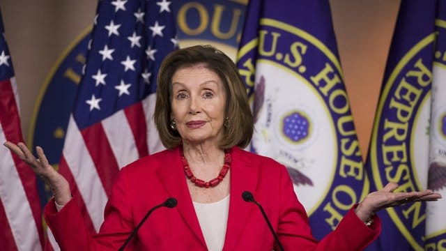 Nancy Pelosi lädt die Frauenfußball-Weltmeisterinnen ins Kapitol ein. Nancy Pelosi lädt die Frauenfußball-Weltmeisterinnen ins Kapitol ein.