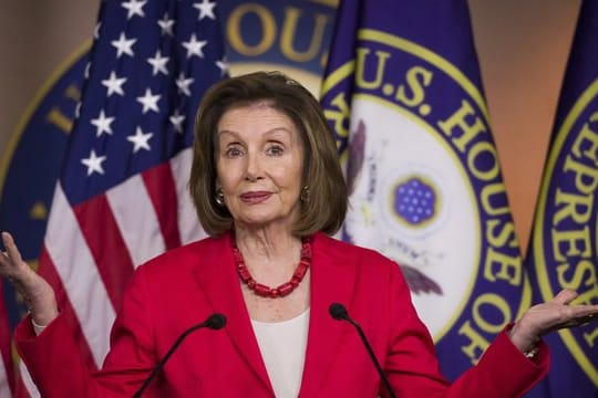 Nancy Pelosi lädt die Frauenfußball-Weltmeisterinnen ins Kapitol ein.