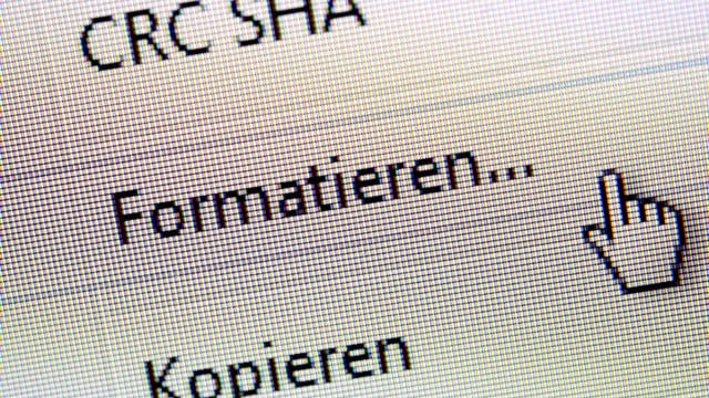 "Formatieren": Mit der Option wird quasi nur das Inhaltsverzeichnis gelöscht, die Daten bleiben aber erst einmal auf der Platte.