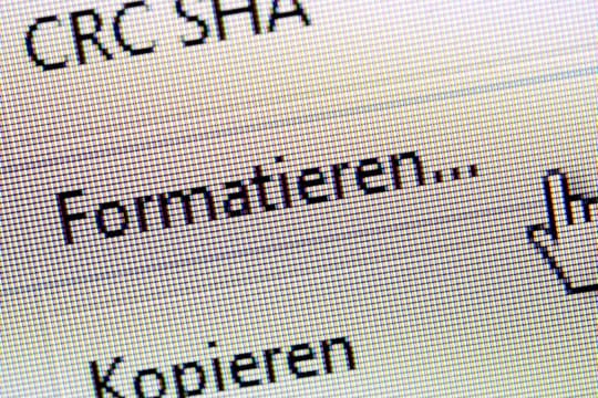 "Formatieren": Mit der Option wird quasi nur das Inhaltsverzeichnis gelöscht, die Daten bleiben aber erst einmal auf der Platte.