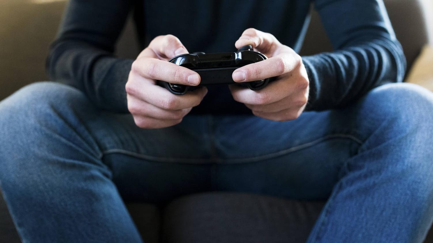 Mann beim Spielen: In Australien steht ein Videospieler vor Gericht, weil er seine Freundin verprügelt hat. (Symbolbild)