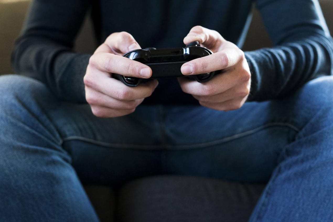 Mann beim Spielen: In Australien steht ein Videospieler vor Gericht, weil er seine Freundin verprügelt hat. (Symbolbild)