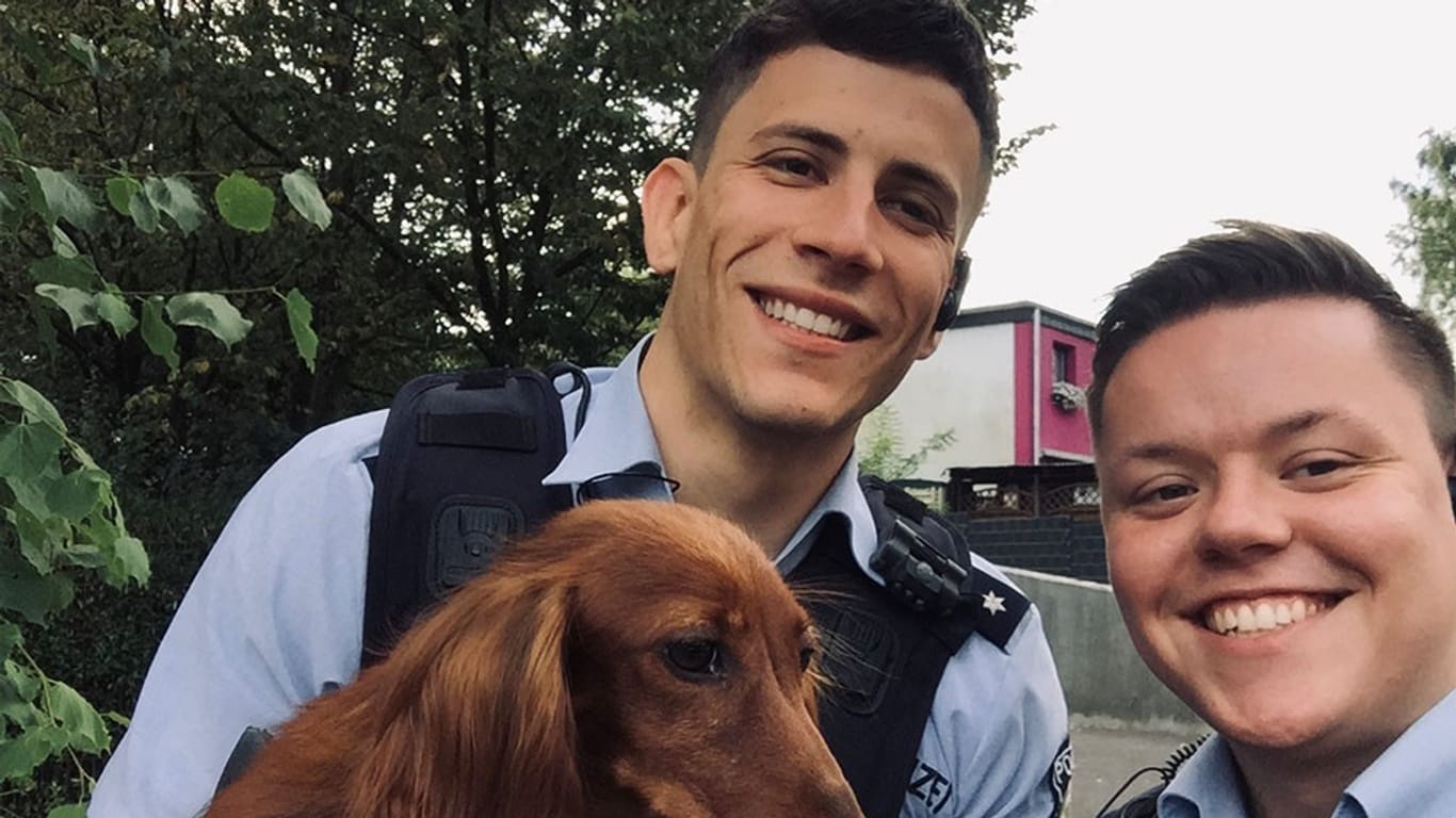 Polizeibeamte mit einem Hund: Die Polizisten haben eine entlaufene Hundedame mit einem Trick wieder eingefangen.