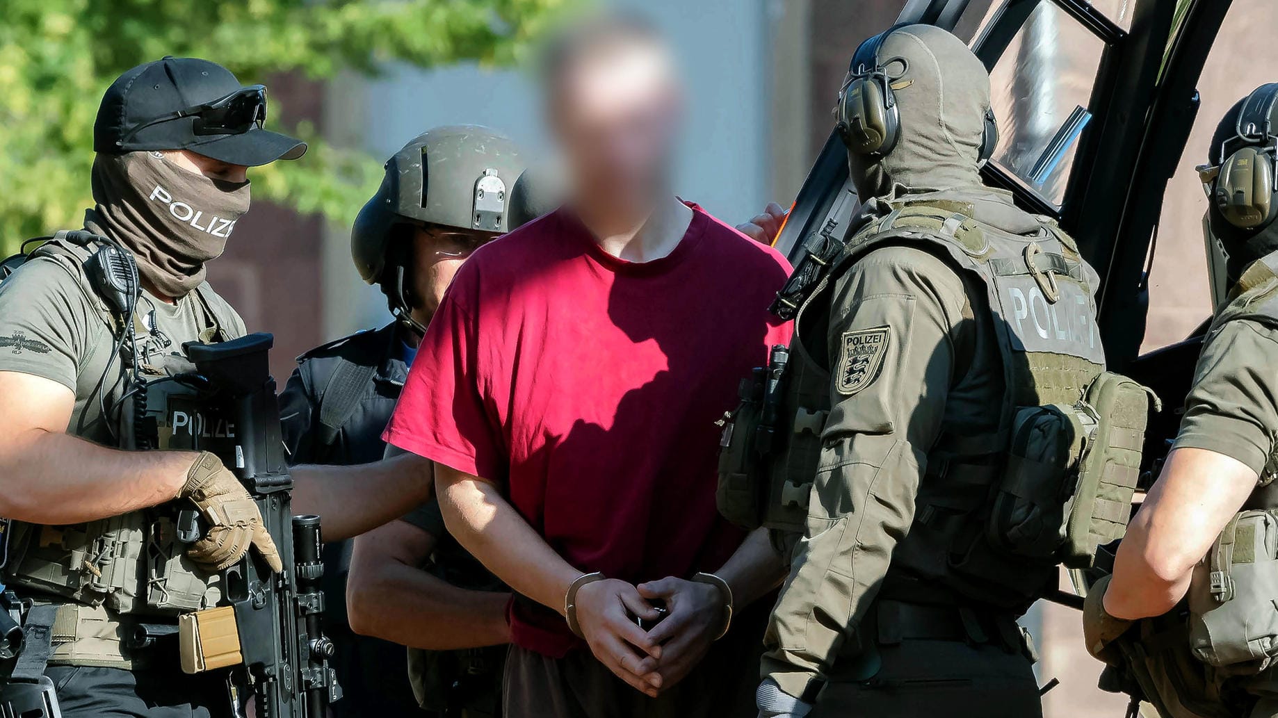 Ursprüngliches Geständnis widerrufen: Stephan E. wird von Sondereinsatzkräften der Polizei zum Bundesgerichtshof in Karlsruhe gebracht.