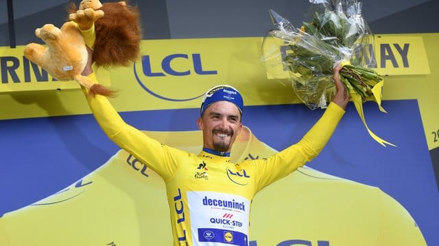 Mit seinem Etappensieg hat sich Julian Alaphilippe auch das Gelbe Trikot des Gesamtführenden geholt.