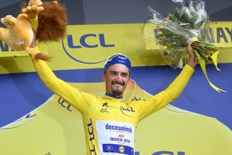 Mit seinem Etappensieg hat sich Julian Alaphilippe auch das Gelbe Trikot des Gesamtführenden geholt.