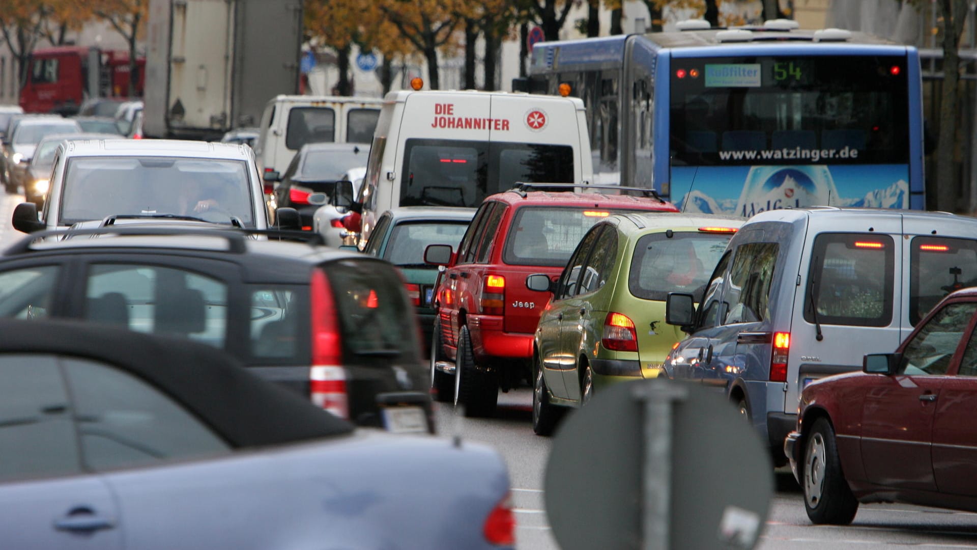 Der Verkehr staut sich in der Innenstadt von München.
