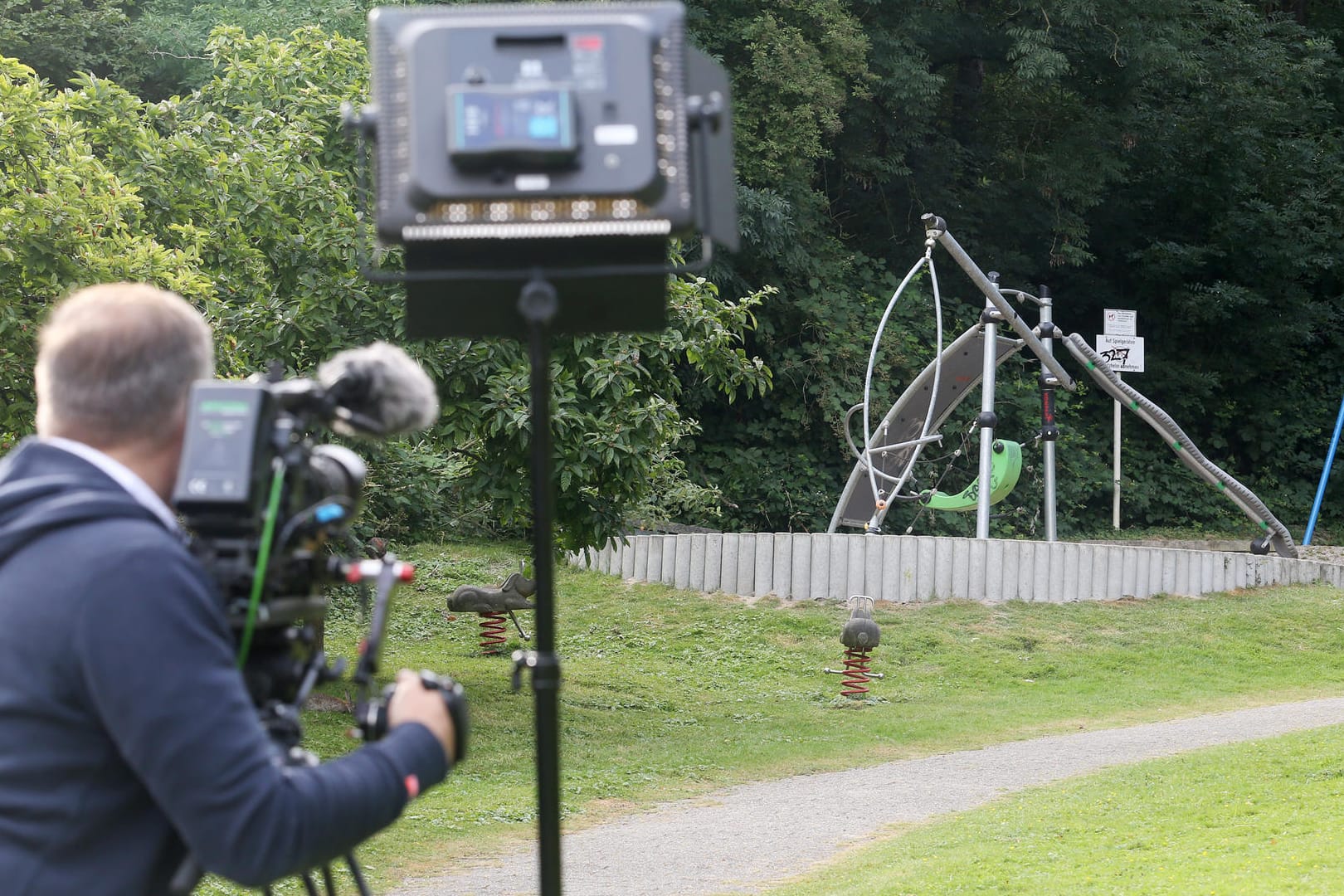 Mülheim: Ein Kameramann filmt einen Spielplatz, in dessen Nähe eine junge Frau von einer Gruppe Jugendlicher überfallen und sexuell missbraucht worden ist.