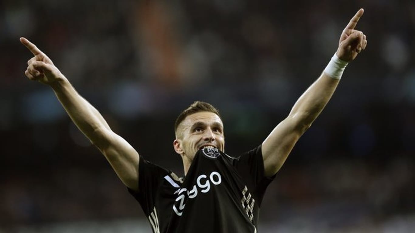 Ajax Amsterdam hat den Vertrag mit Dusan Tadic verlängert.
