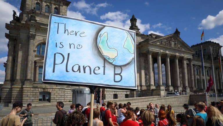 Klimaprotest vor dem Reichstag: Die Folgen des Klimawandels werden spürbarer.