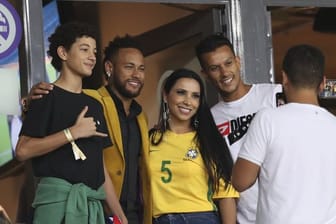 Brasiliens Fußball-Superstar Neymar (M) posiert beim Copa América für ein Foto.