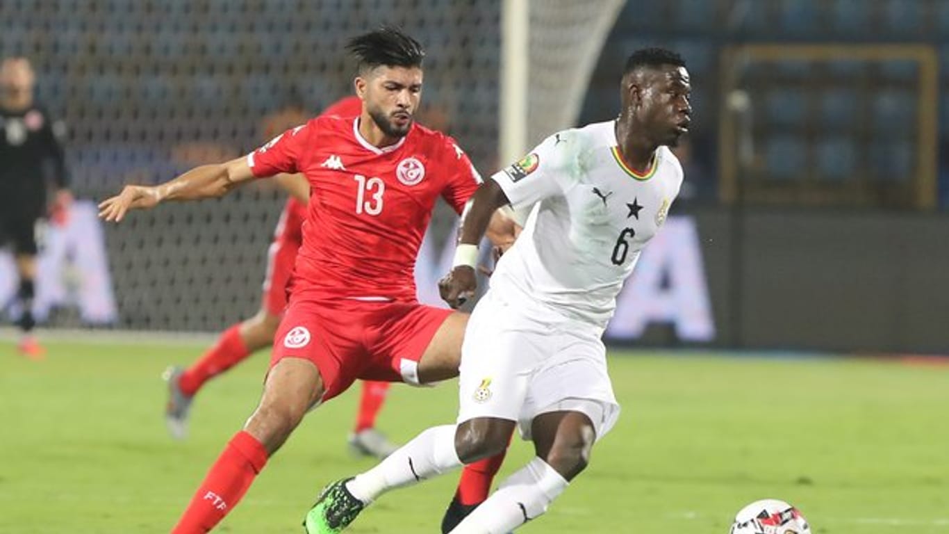 Ghanas Afriyie Acquah (r) kann sich gegen den Tunesier Ferjani Sassi beim Kampf um den Ball durchsetzen.