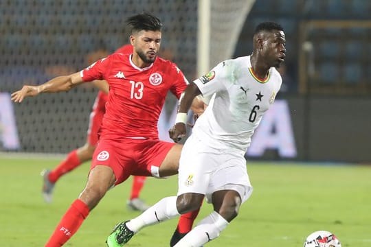 Ghanas Afriyie Acquah (r) kann sich gegen den Tunesier Ferjani Sassi beim Kampf um den Ball durchsetzen.