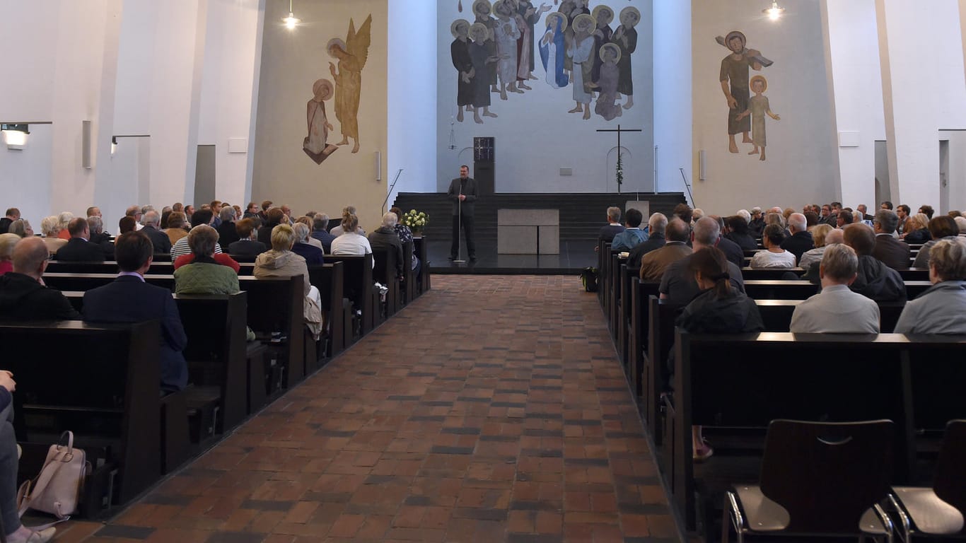 Münster: Stefan Rau, Pfarrer, spricht bei einer Gemeinde-Gesprächsrunde der Heilig-Geist-Kirche. Ein emeritierter Pfarrer hatte bei einer Predigt sinngemäß gesagt, es solle auch Vergebung für Priester geben, die sexuellen Missbrauch begangen haben.