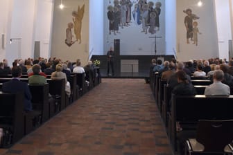 Münster: Stefan Rau, Pfarrer, spricht bei einer Gemeinde-Gesprächsrunde der Heilig-Geist-Kirche. Ein emeritierter Pfarrer hatte bei einer Predigt sinngemäß gesagt, es solle auch Vergebung für Priester geben, die sexuellen Missbrauch begangen haben.