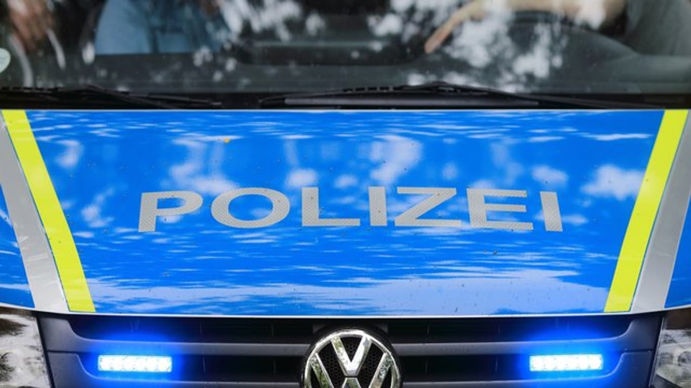 Ein Fahrzeug der Polizei ist im Einsatz: In Oldenburg ist ein Bankräuber vor der Polizei geflüchtet.