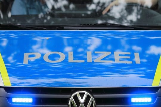 Ein Fahrzeug der Polizei ist im Einsatz: In Oldenburg ist ein Bankräuber vor der Polizei geflüchtet.