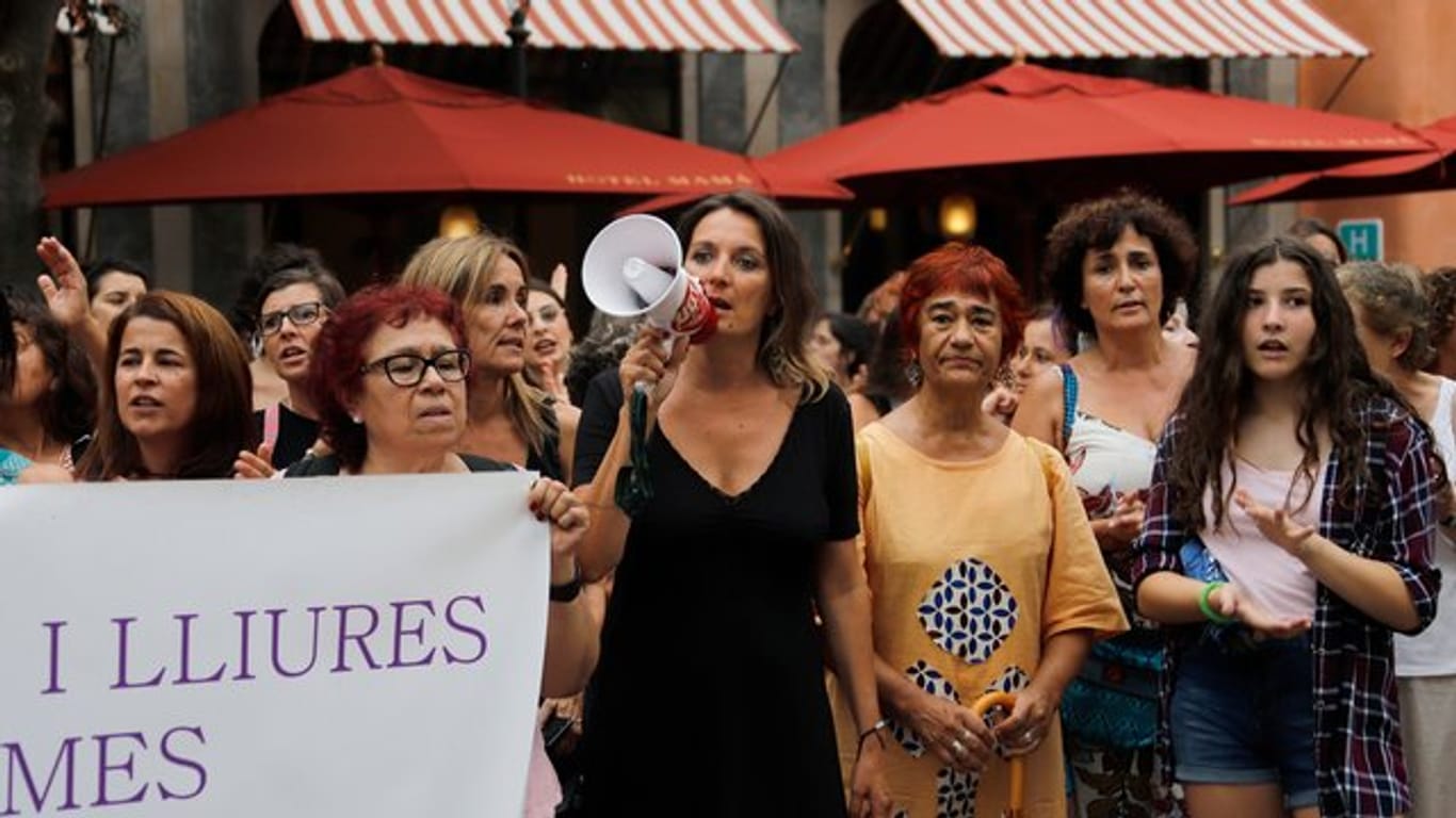Nach der mutmaßlichen Gruppenvergewaltigung einer Deutschen auf Mallorca protestierten Hunderte gegen sexuelle Gewalt.