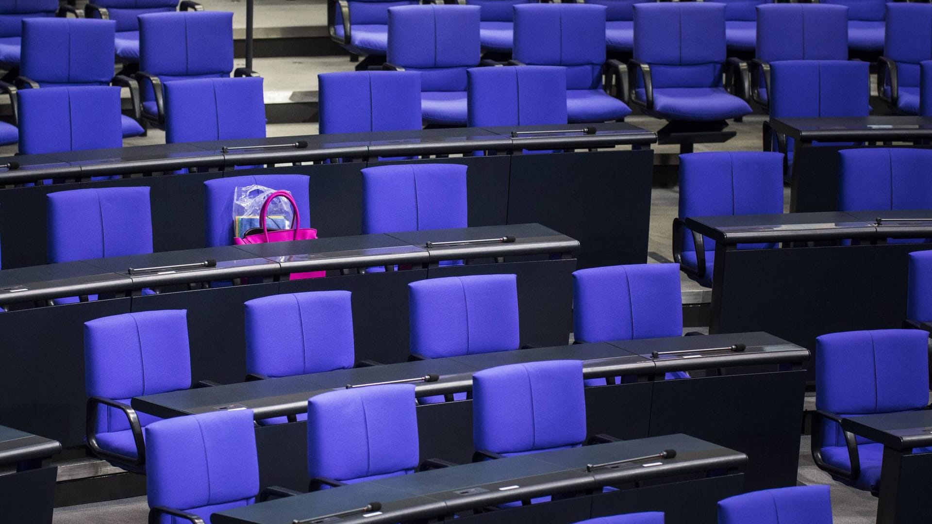 Leere Reihen im Bundestag.