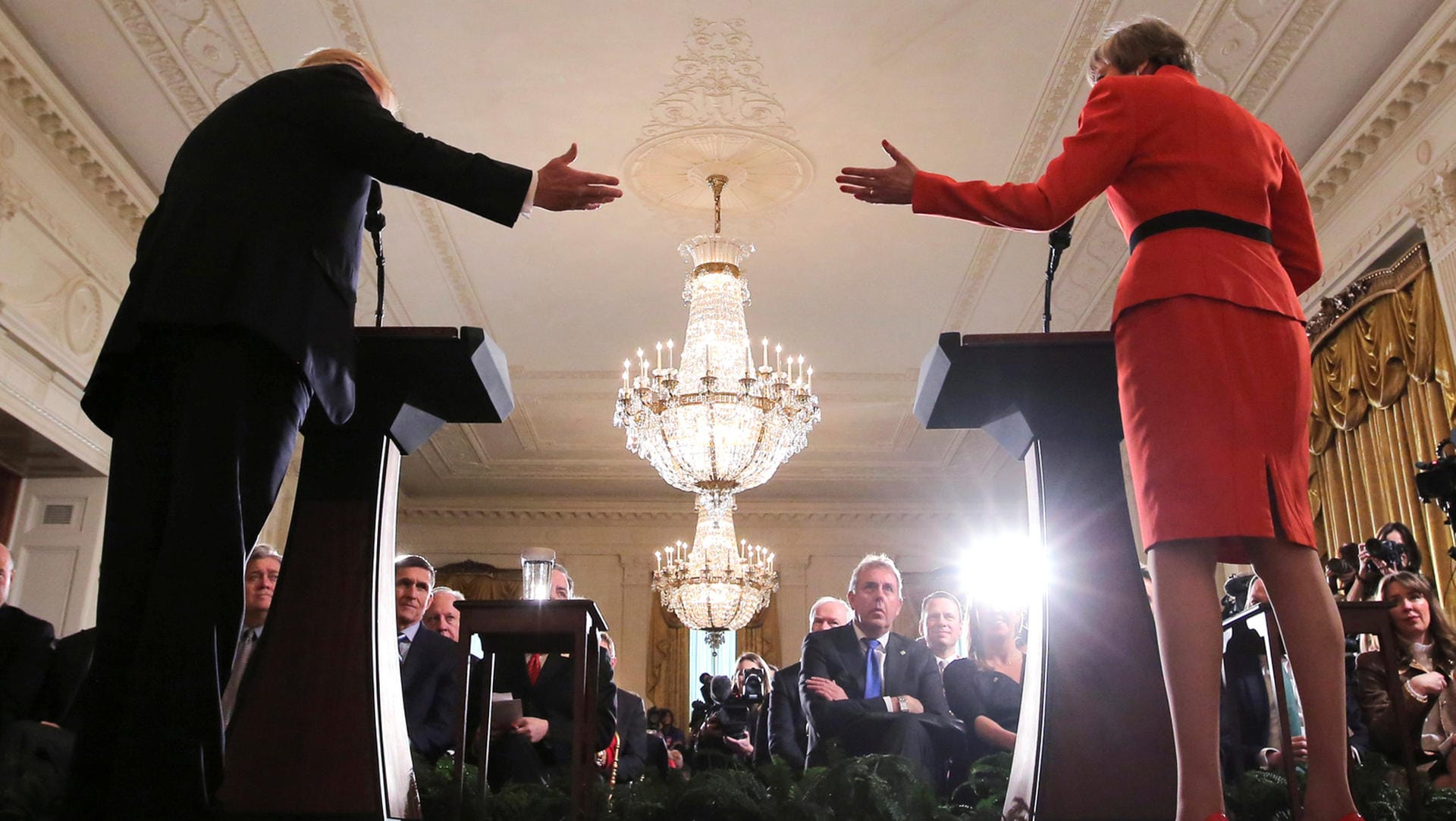 Kim Darroch verfolgt eine Pressenkonferenz von Theresa May und Donald Trump im Weißen Haus.