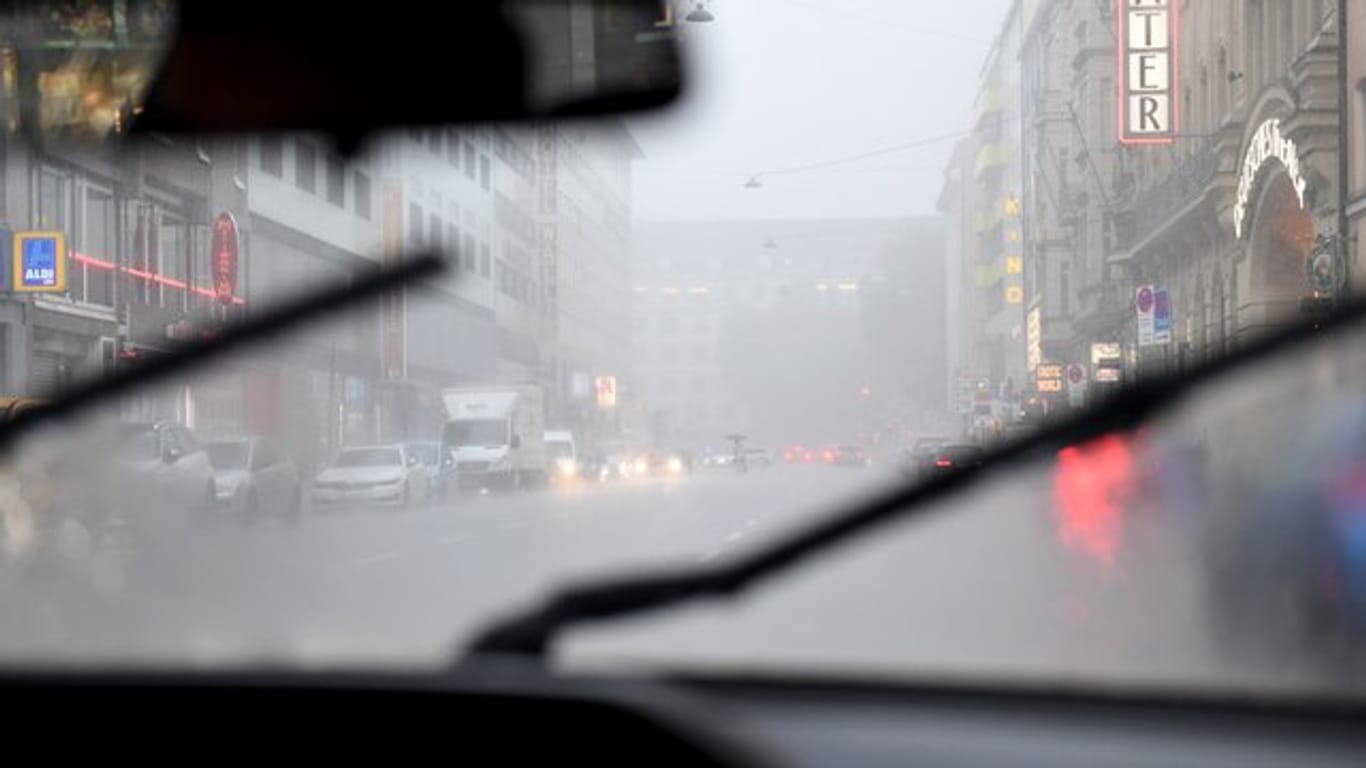 Blick durch eine Autoscheibe bei Regen: Scheibenwischer sollten immer gut gepflegt sein, da sie sonst das Unfallrisiko erhöhen können.
