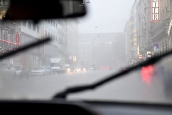 Blick durch eine Autoscheibe bei Regen: Scheibenwischer sollten immer gut gepflegt sein, da sie sonst das Unfallrisiko erhöhen können.