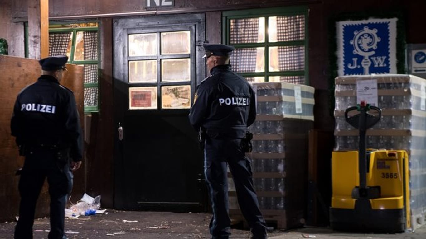 Polizisten untersuchen auf dem Oktoberfestgelände am Augustiner-Zelt den Tatort.