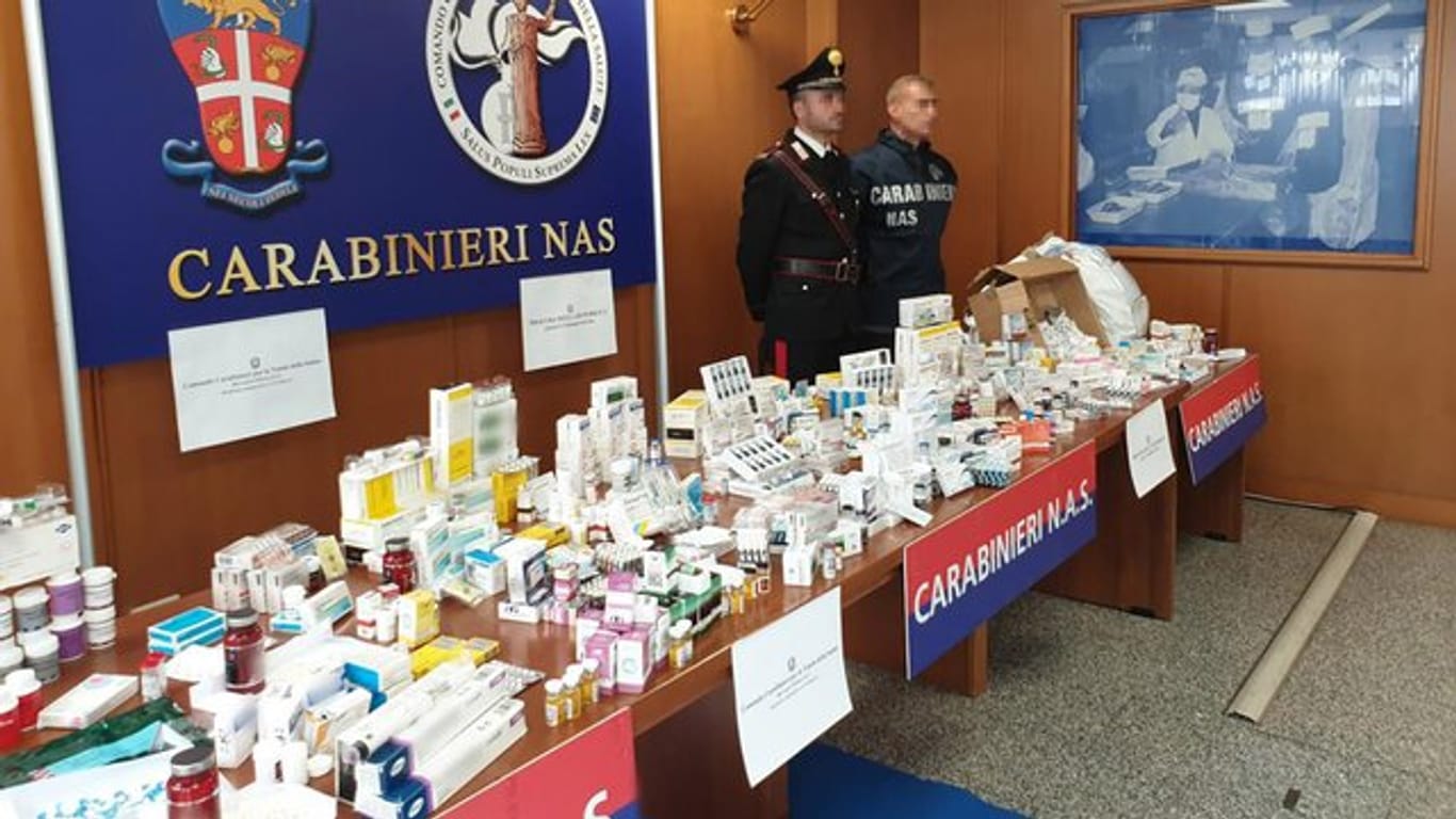 Italienische Carabinieri präsentieren beschlagnahmte Dopingmittel.